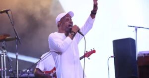 Frankie Beverly mesmerized everyone with her amazing performance. In this picture, Frankie Beverly can be seen singing in her signature voice, an iconic name in the music world. His performances are always touching and heart-singing.